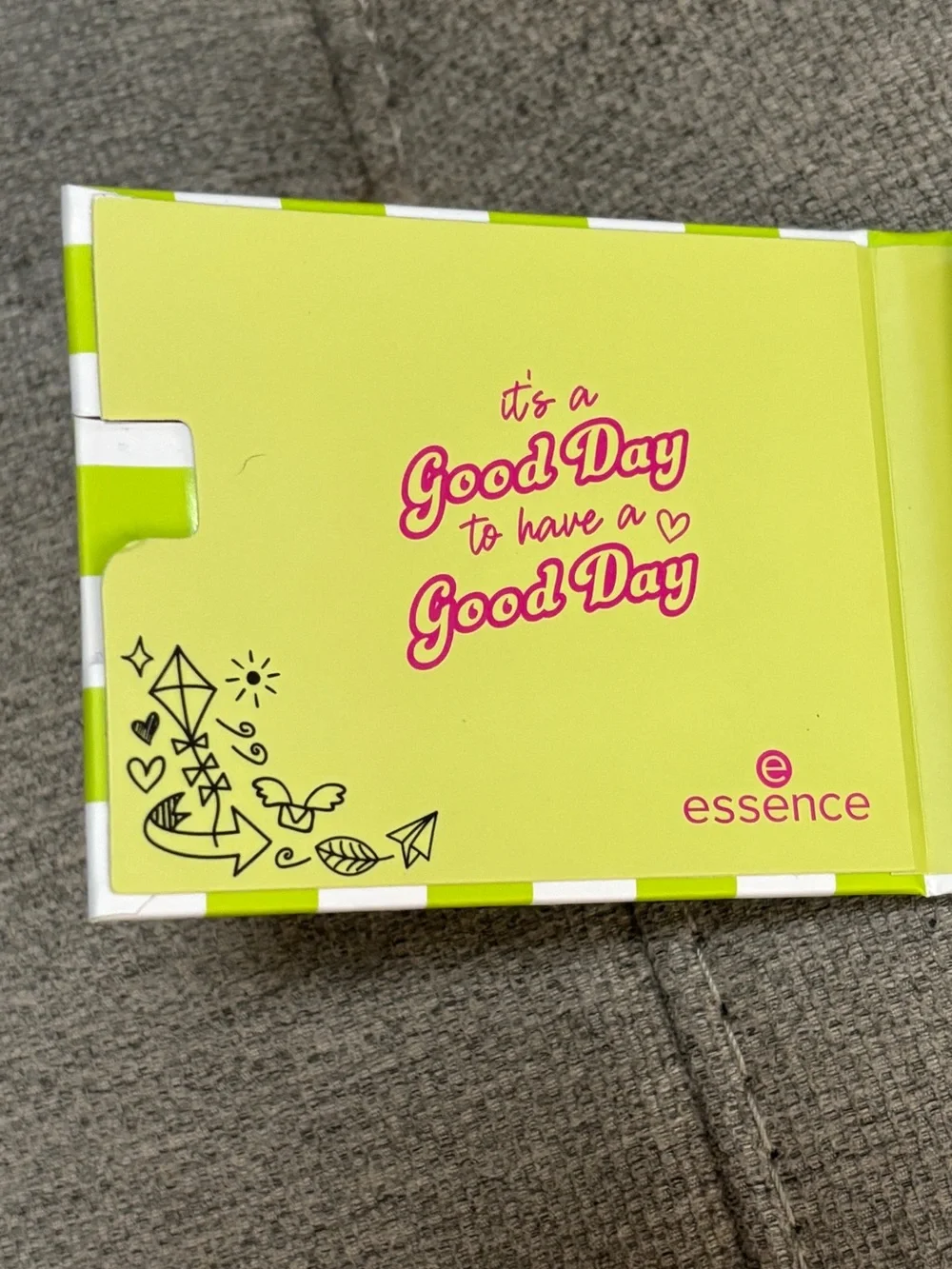 “positive vibes only” Eyeshadow Palette - essence NIB